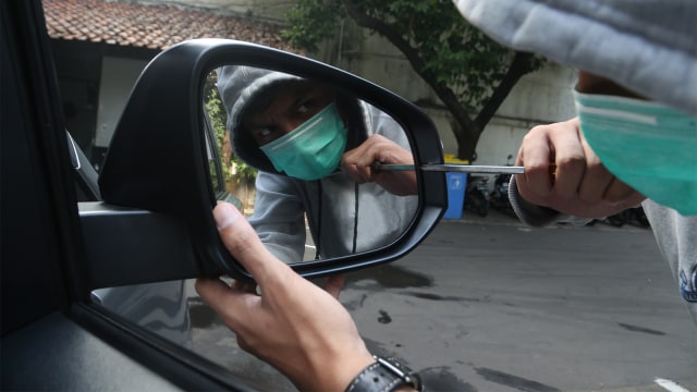 cx4rhaqhbfqrtwqw1gjy Ilustrasi perampokan pengendara mobil. Foto: Aditia Noviansyah/kumparan