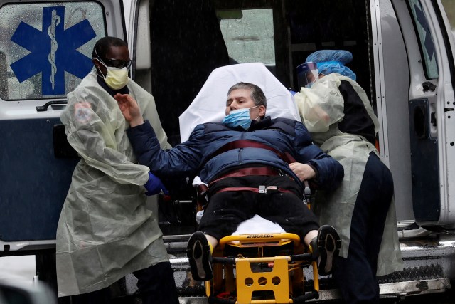 xl7epj0rfexyr7e3ccku Sejumlah warga di sekitar Rumah Sakit Mount Sinai di Manhattan, New York City, Amerika Serikat, memberikan dukungan terhadap petugas medis, Senin (13/4) Foto: Reuters/Mike Segar