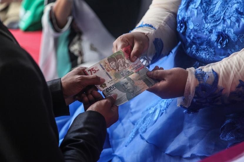 pengantin-menyerahkan-mahar-atau-mas-kawin-dengan-uang-tunai_220815160115-844